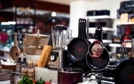 free-photo-of-pans-and-blender-in-store